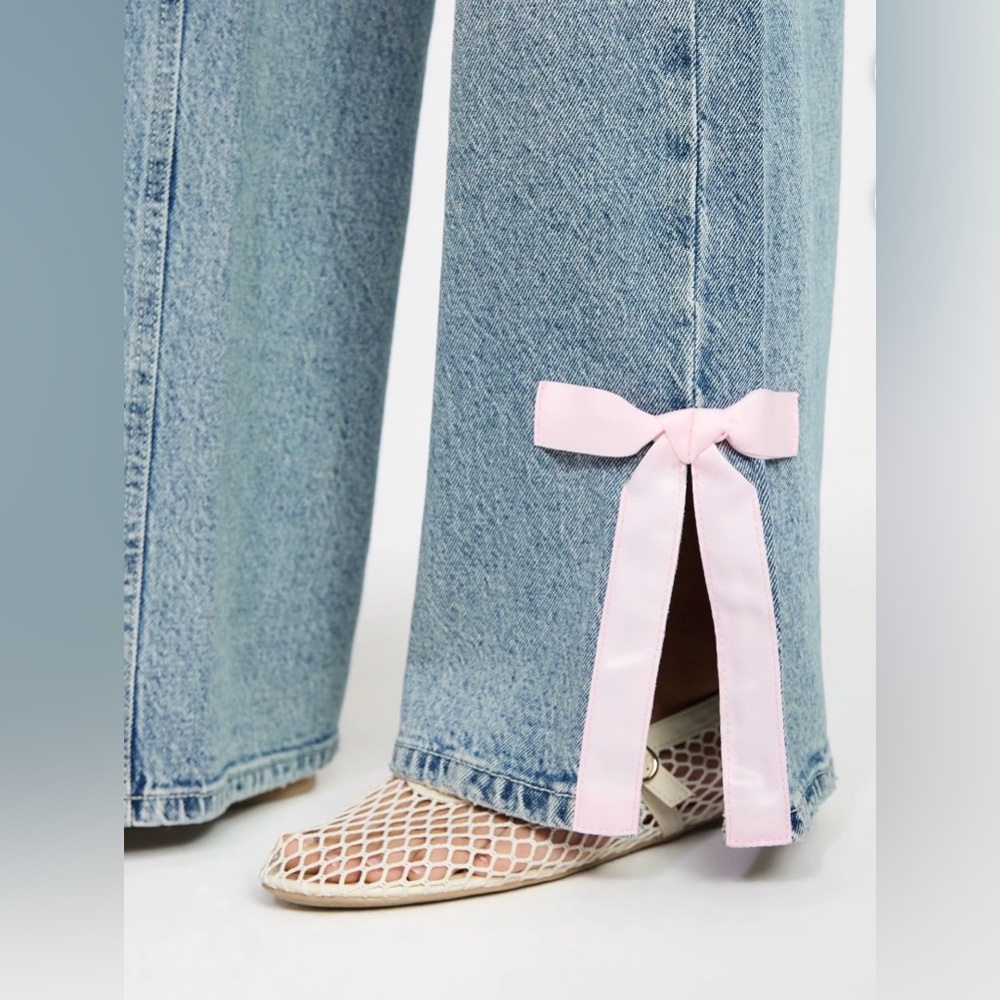 👖🌼2 for $45🌼👖 NWT Baggy wide leg Light Stone Wash Women's Jeans with Pink Bow